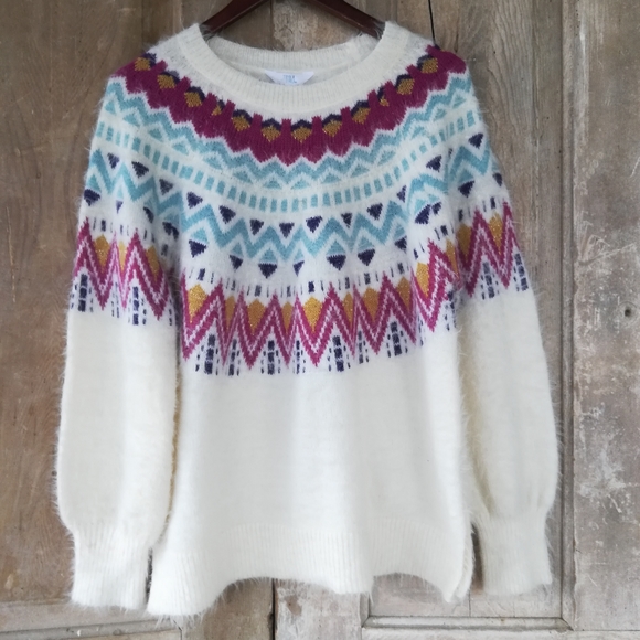 Cozy White Scandinavian Sweater - Picture 2 of 8